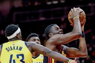 Clint Capela (à droite) et les Hawks ont battu les Pacers jeudi KEYSTONE/EPA/ERIK S. LESSER